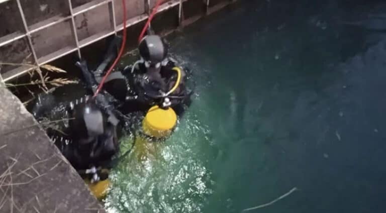 ل ئێلھێ زارۆکەک د ئاڤێ دا خەندقی