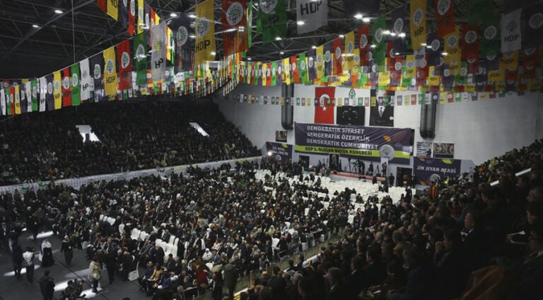 hdp-kongre-4-ataturk-turkey-flag