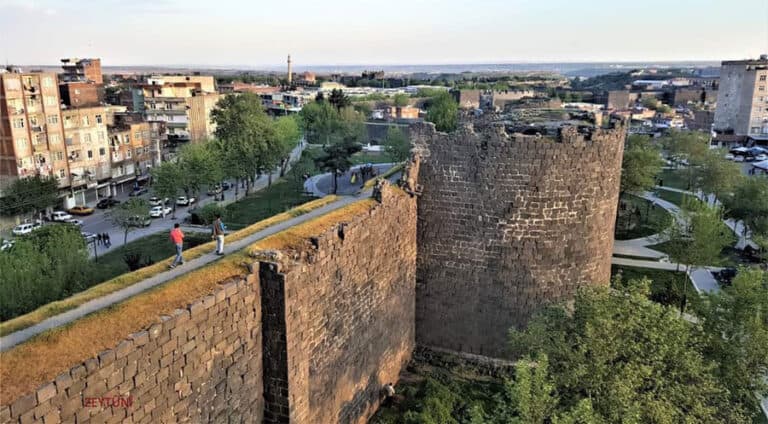 ل ئامەدێ سێ مەهن سێ تاخان ئاڤا ڤەخوارنێ نینە