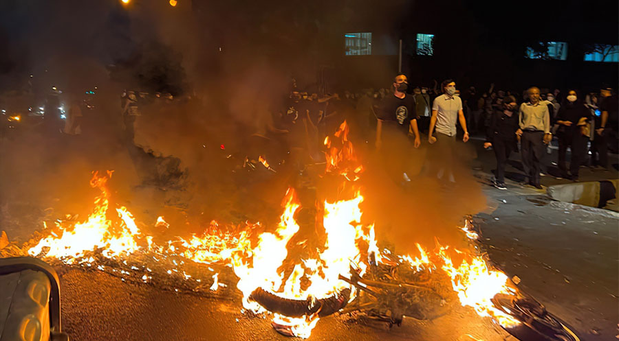 739 خوەپێشاندەر ل پارێزگەها گەیلانێ هاتن بنچاڤکرن کوشتنا کەچا کورد یا رۆژهلاتێ کوردستانێ ژینا ئەمینی، پێلەکە مەزن یا هێرس و خوەپێشاندانان ل رۆژهلاتێ کوردستانێ و ئیرانێ ل پشت خوە ئانیە و د خوەپێشاندانێن پارێزگەها گەیلانا ل باکورێ رۆژهلاتێ ئیرانێ، 739 کەس هاتن بنچاڤکرن. ئاژانسا «تەسنیم» یا ئیرانی ل سەر زارێ رێڤەبەرێ ئاسایشا پارێزگەها گەیلانێ عەبدولەزیز مەلەکی بەلاڤ کر، هێزێن پۆلیس و سپایێ پاسداران 739 کەس بنچاڤ کرن کو د ناڤا وان دە، 60 ژن هەنە. مەهسا «ژینا» ئەمینی کەچەکە کورد یا 22 سالی بوو، رۆژا 13ێ ئیلۆنا 2022ان ب برایێ خوە رە ژ باژارێ سەقزێ سەردانا تەهرانێ کربوو و ژ بەر کو حیجابا خوە ب ئاوایەکی رێکوپێک گرێ نەدایە ژ ئالیێ پۆلیسان ڤە هاتە بنچاڤکرن و پشتی دو دەمژمێران ژ بۆ نەخوەشخانەیێ هات برن و رۆژا 16ێ مەهێ ل نەخوەشخانەیێ جانێ خوە ژ دەست دا. مالباتا ژینا و چالاکڤانێن رۆژهلاتێ کوردستانێ دبێژن، ژینا د بن ئەشکەنجەیێ دە هاتیە کوشتن. لێ پۆلیس ژی دبێژە، ژینا ژ بەر جەلتەیا دل جانێ خوە ژ دەست دایە. کوشتنا ژینا ئەمینی گەلەک کارڤەدانێن بەرفرەهیێن ل سەر ئاستا ناڤخوە و ناڤدەولەتی ل پشتی خوە ئانین و خوەپێشاندان ل باژارێ سەقز، ئورمیە، مەهاباد و پیرانشار و باژارێن دن یێن رۆژهلاتێ کوردستانێ و هەژمارەک ژ باژارێن ئیرانێ دەرکەتن و هەتا نها زێدەتر ژ 50 کەسان ژ ئالیێن هێزێن ئەولەهیێ ڤە هاتنە کوشتن، ب سەدان کەس ژی هاتنە بریندارکرن و بنچاڤکرن. رێخستنا لێبۆرینێ یا ناڤدەولەتی (ئامنەستی ئنتەرناشیۆنال) دەربارێ بێدەنگکرنا خوەپێشاندانان ژ ئالیێ هێزێن ئەولەهیێ یێن ئیرانێ ڤە داخواز ژ جڤاکا ناڤدەولەتی کر "کارەکی واتەدار" بکن، ژ بۆ رێ ل بەر خوینرژاندنا زێدەتر وەرە گرتن.