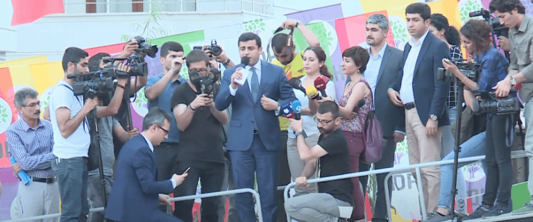 مافناس و شرۆڤەکارێن سیاسی پشتگریا پەیامێن دەمیرتاش دکن