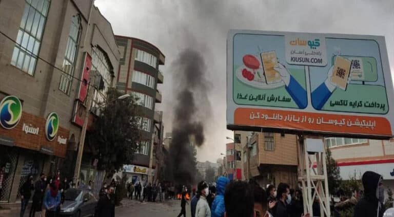 خوەپیشاندەران دەست دانا سەر قایمەقامی و چەند بارەگەھێن رەژیما ئیرانێ یێن ل مەھابادێ