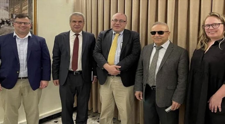 ھەیئەتا وەزارەتا دەرڤەیا ئامەرکایێ ل گەل ئەنەکەسێ جڤیا