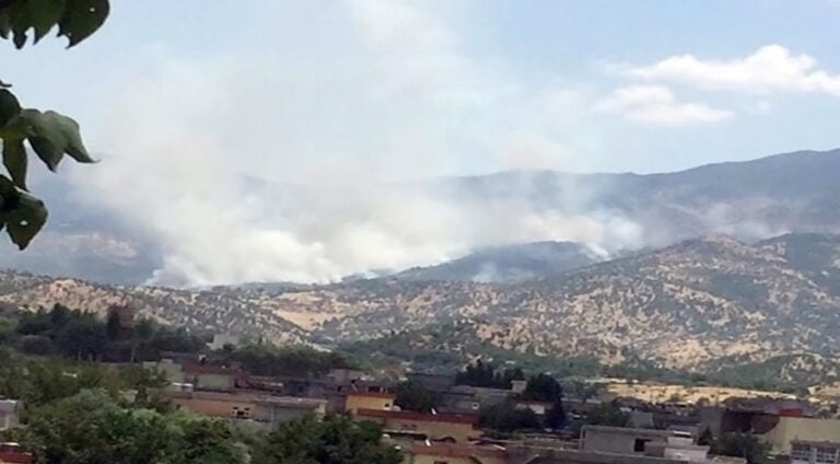 ترکیێ بارەگەهێن پهكهكێ ل برادۆستێ بۆمبەباران كرن فرۆکەیێن شەر یێن ترکیێ بارەگەهێن پهكهكێ یێن ل دهڤهرا برادۆستێ یا ل ناحیا سیدەکانێ بۆمبەباران کرن. ئیرۆ فرۆکەیێن شەر یێن ترکیێ، بارەگەهێن پارتیا کارکەرێن کوردستانێ (پهكهكێ) یێن ل چیایێ بۆلێ بۆمبەباران کرن. هات راگهاندن کو فرۆکەیێن شەر 4 جاران ل پەی هەڤ ئەو دەڤەر بۆمبەباران کرن. هەتا نها زیانێن بۆمبەبارانا ترکیێ ل سەر بارەگەهێن پهكهكێ نه دیارن، ژ بەر کو چ کەس نکارە نها بگهە وێ دهڤهرێ. ناحیا سیدەکان سەر ب قەزایا سۆرانێ ڤەیە و 144 کیلۆمەترۆیان دکەڤە باکورێ رۆژهلاتێ هەولێرێ، ژ بەر کو هەڤسینۆرێ ئیران و ترکیێ یە، ئەو ناڤچە گەلەک جاران ژ ئالیێ ئیران و ترکیێ ڤە ب بهانەیا هەبوونا پهكهكێ و پارتیێن دن رۆژهلاتێ کوردستانێ، تێ بۆمبەبارانکرن و د ئەنجامێ دا وەلاتی دبن قوربانی و زیانێن مەزن دگههن سەکتۆرا چاندنیێ ل دهڤهرێ.