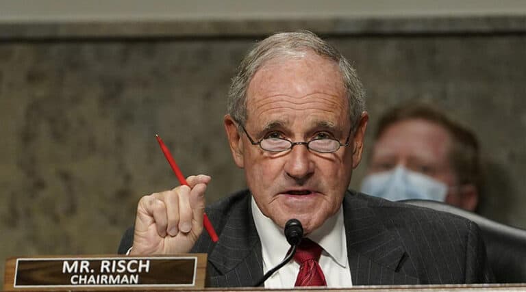 James-Risch-darka-mazi