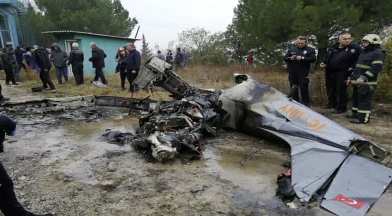 ل ترکیا بالەفرەکا بچووک کەت و 2 کەس مرن ل بورسا یا ترکیێ بالەفرەکا بچووکا پەروەردێ کەت و د بوویەرێ دا 2 کەسان ژیانا خوە ژ دەست دان. ھات راگەھاندن ل ھەرێمێ مژەکە زێدە ھەیە، لێ ھەتا نھا نایێ زانین ژ بەر چ سەدەمەکی بوویەر پێکھاتیە. ل بورسایێ بالەفرەکا بچووکا پەروەردێ ژ بەر سەدەمەک نەدیار ل ھەرێمەکا ڤالا کەت و بوویەر ل ناڤچەیا ئۆسمانگازی یا بورسایێ و ل تاخا ئۆڤائاکچا و نێزیکی سەنترالا گازا خوەزایی پێکھات. بالافرا کو دەمژمێر 15:13 خولەک ل بالەفرگەھا پاموکۆڤا یا ساکاریا یا ترکیێ رابوو، دەمژمێر 15:32 کەت خوارێ. پارێزگەرێ بورسایێ یەعقووب جانبۆلات راگەھاند، د بوویەرێ دا 2 کەسان ژیانا خوە ژ دەست دایە. بوویەر ژ ھەموو ئالیان ڤە تێ لێکۆلین کرن و تیمێن مە خەباتێن خوە بەردەوام دکن.