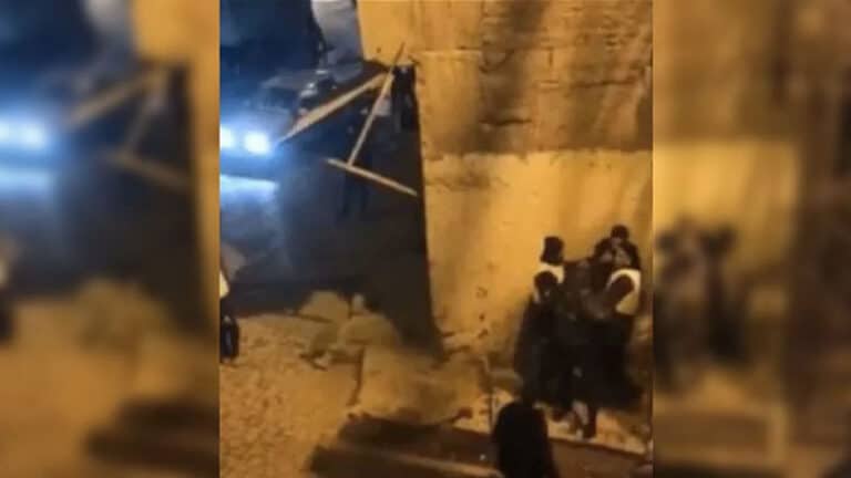 ل دیاربەکرێ دو پۆلیس ب تومەتا ئێریشکرنە سەر وەلاتیەکی کورد ژ کار ھاتن دوورخستن