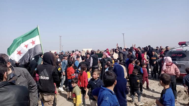 "زەرەرمەندێن ئەردھەژێ ل سووریێ ئافادێ ب ئاستەنگکرنا دەرباسبوونا ئالکاریان تاوانبار دکن"