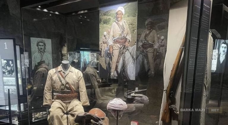 مه‌زلووم عه‌بدی نه‌هشت شاندا ئه‌نه‌كه‌سێ ژ بۆی مه‌راسیما بارزان ژ سێمالكا ده‌رباس ببە