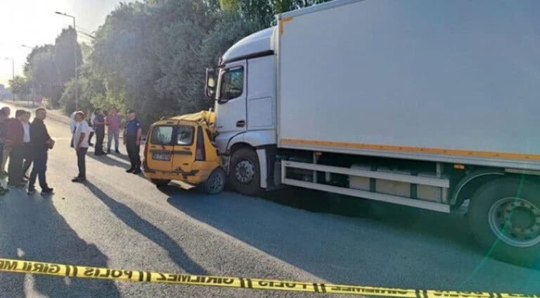 ژ بۆی بێهنڤەدانێ ژ ئەلمانیایێ هاتن سێواسێ لێ جانێ خوە ژ دەست دان ل ناڤەندا سێواسا باکورێ کوردستانێ ترومبێلەکا بارھەلگر و ترومبێلەکا تاکسی ل ھەڤدان و د بوویەرێ دە 4 کەسان ژیانا خوە ژ دەست دان، کەسەک ژی ب گرانی بریندار بوو. مالباتا ژ بۆ بێھنڤەدانێ ژ ئالمانیایێ ھاتی بۆ باژارێ خوەیێ سێواسێ د وێ ترومبێلا تاکسی دە بوون و ژ ھەمان مالباتێ 3 کەسان ژیانا خوە ژ دەست دان، ئەنداما ھەمان مالباتێ یا دن ژی ب گرانی بریندار بوو. بوویەر ل ناڤەندا باژارێ سێواسێ پێکھات و ترومبێلا تاکسی ل گەل ترومبێلا بارھەلگر ل ھەڤدان و ل سەر ئاگاھدار کرنێ گەلەک تیمێن تەندورستیێ گەھەشتن جیھێ بوویەرێ. ل گۆر ئاگاھیێن چاپەمەنیا ترکیێ د ترومبێلا تاکسی دە ئاژۆکار و 3 کەسێن ژ ھەمان مالباتێ یێن ژ ئالمانیایێ بۆ بێھنڤەدان و بەتلانەیێ ھاتنە باژارێ خوەیێ سێواسێ ژیانا خوە ژ دەست دان. د بوویەرێ دە عەبدولقادر ئونسالێ 45 سالی، ھەڤژینا وی زەینەب ئونسالا 37 سالی و کەچا وان زەینەب بلگە ئونسالا 12 سالی ژیانا خوە ژ دەست دان، عەیشێ بوگلەم ئونسالا 10 سالی ژی ب گرانی بریندار بوو. پارێزگەرێ سێواسێ یلماز شمشەک و رێڤەبەرێ ئەولەھیا سێواسێ بورھان ئاکچای ل جیھێ بوویەرێ لێکۆلین کرن و پارێزگەر شمشەک راگەھاند، د بوویەرێ دە ل سەر ئەگەرا ئاژۆکارێ تاکسیێ ئانگۆ ترومبێلێ دبە کو د دەما گلۆپێن سۆر پێکەتی دە دەرباس ببە تێ سەکناندن و دبە کو بێخەمی ژ ئالیێ ئاژۆکارێ ترومبێلێ دە ھاتبە کرن و بوویەر پێکھاتبە. ل سەر ڤێ ئەگەرێ و ئەگەرێن دن ژی لێکۆلین بەردەوام دکە.