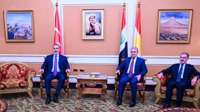 وەزیرێ دەرڤە یێ ترکیێ لگەل بەرپرسێن ھەرێما کوردستانێ دجڤە