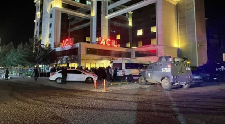 ل دیاربەکرێ ئێریشا چەکداری پێکهات و 2 کەس بریندار بوون