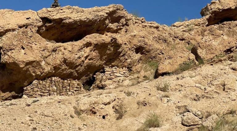 پەکەکێ خالێن لەشکەری ل نێزیک کامپا مەخموورێ رادەستی ھێزێن ئیراقی کرن