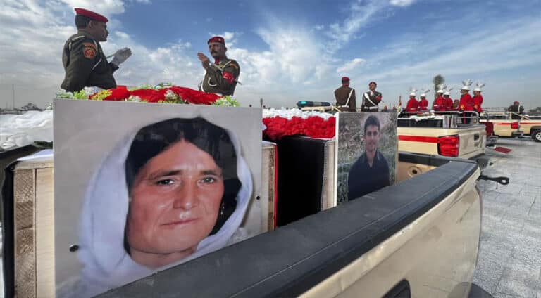 شەنگال.. ئێزدی پێشوازیێ ل جەنازەیێن خوە دکن، پەکەکە ژی پێشوازیێ ل مالباتێن داعشیان