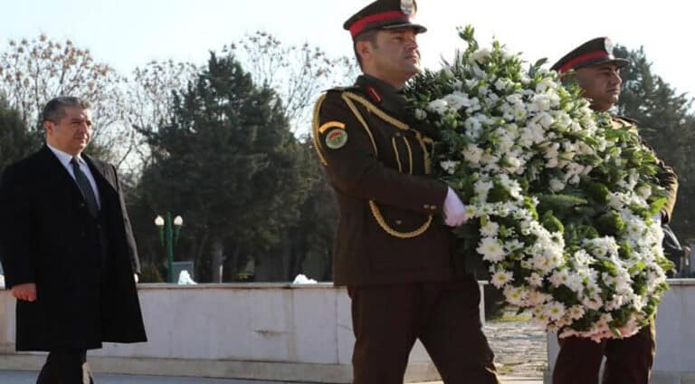 مەسروور بارزانی تاجەگولەک ل سەر مۆنیۆمێنتا شەھیدێن 1 شباتێ دانا