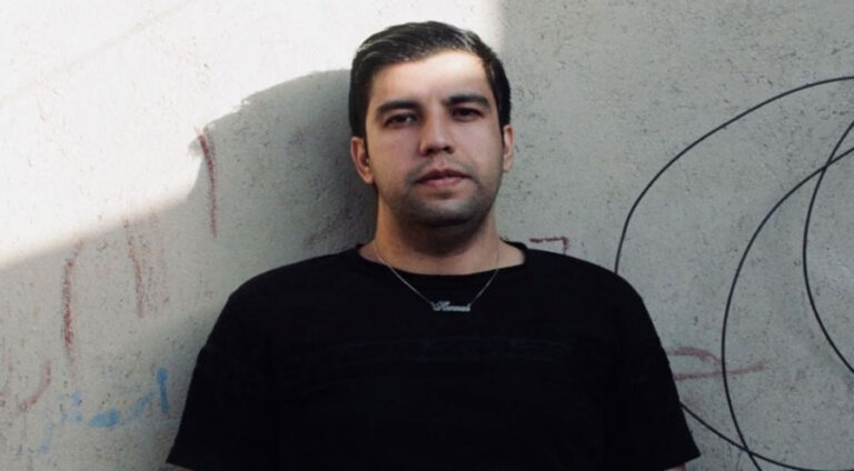 ئیرانێ ژ بەر چاپکرنا پرتووکەکا کوردی مامۆستایەک ژ کارێ وی دوورخست