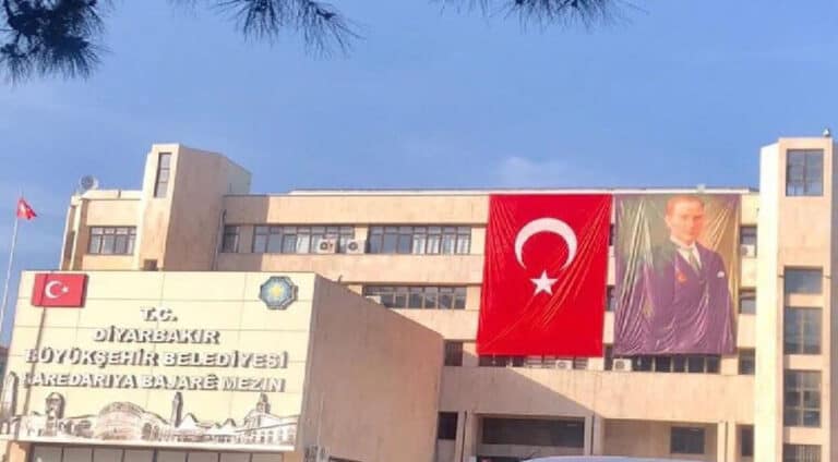 شووژنا د چاڤێ خوە دە نابینن لێ دەرزییا د چاڤێ خەلکێ دە دبینن!