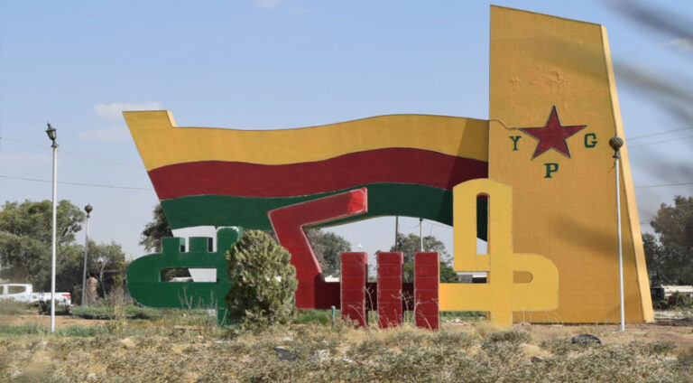 400 زارۆکان ل خوە دگرە.. رێڤەبەریا پەیەدێ کامپەکا نوو ژ بۆ لەشکەرکرنا زارۆکان ل حەسەکێ ئاڤا کر رێڤەبەریا پارتیا یەکیتیا دەمۆکرات (پەیەدێ) کامپەکا نوو ژ بۆ تەجنیدکرنا زارۆکێن کو ژ ئالیێ رێخستنا چەتەیان یا ب ناڤێ "جەوانێن شۆرەشگەر" یا گرێدایی پارتیا کارکەرێن کوردستانێ (پەکەکێ) ڤە هاتنە رەڤاندن، ل گوندەوارێ باشوورێ حەسەکێ، ئاڤا کریە. تۆرا سووری یا چاڤدێریا مافێن مرۆڤان راگهاند، "هەسەدێ کامپەکا نوو ل دەڤەرا سەباح ئەل-خێر ل دەردۆرا پارێزگەھا حەسەکێ ئاڤا کریە کو نێزیکی 400 خۆرت و کەچێن تەمەنێ وان د ناڤبەرا 11-13 سالیێ دە، د ڤێ کامپێ دە پەروەردەیا لەشکەری دبینن. ھەر وھا ئەشکەرە کر، "ئەڤ زارۆکانە نەچارن کو پەروەردەیەکا لەشکەری یا گران دەرباس بکن ژ بۆ ھلگرتنا چەکان، و راستی شووشتنا مەژی تێن." تۆرا مافێن مرۆڤان د بەردەوامیا ئاخافتنا خوە دە راگهاند: "ئەڤ کریارە بەرەڤاژی یاسایێن مرۆڤی یێن ناڤنەتەوەیی و پەیمانا مافێن زارۆکان یا سالا 1989 یە، کو دەولەتێن ئالیگر ناچار دکە کو ھەموو تەدبیران وەربگرن دا کو زارۆکێن ژ 18 سالی بچووکتر تەڤلی شەرێ چەکداری نەبن. هەر وەها ئەڤ پێکانین د ھەمان دەمێ دە بنپێکرنا ئەشکەرەیا پرۆتۆکۆلا بژارە یا پەیمانا مافێن زارۆکان یا ل سەر تەڤلێبوونا زارۆکان د شەرێ چەکداری دە یا سالا 2000 یە، کو لەشکەرکرن یان بکارئانینا زارۆکان د شەری دە قەدەغە دکە." ڤێ رێخستنێ ھەروەھا گۆت، "راپۆر تەکەز دکن کو ھێزێن سووریا دەمۆکراتیک بەردەوامن ل سەر بنپێکرنا پەیمانا جنێفێ یا چارەمین یا سالا 1949 یا دەربارێ پاراستنا سڤیلان د دەما شەری دە، ژ بەر کو زارۆکان ب دارێ زۆرێ وەکە چەکدارێن بچووک بکار تینن، ب ئاوایەکی کو بەرۆڤاژی پرەنسیبا تایبەت یا پاراستنا زارۆکانە کو زارۆک ل ھەرێمێن پەڤچوونان ژێ سوود وەربگرن." تۆرا چاڤدێریا مافێن مرۆڤان یا سووریێ بانگ ل نەتەوەیێن یەکبوویی، ب تایبەتی (یونیسێف و ئۆفیسا کۆمیسەریا بلندا مافێن مرۆڤان) و جڤاکا ناڤدەولەتی ب گشتی کر، کو بلەز ڤان تەدبیران وەربگرن: - زەختا سیاسی و دیپلۆماتیک ل سەر ھێزێن سووریەیا دەمۆکراتیک بکار بینن ژ بۆ کو داویێ ل لەشکەرکرنا زارۆکان بینە و بێ شەرت و مەرج زارۆکێن رەڤاندی ل مالباتێن وان ڤەگەرینە. -لێکۆلینێن سەربخوە و ناڤدەولەتی ل سەر ھەموو دۆسیایێن رەڤاندن و لەشکەرکرنا زارۆکان ل باکور و رۆژھلاتێ سووریێ بکن و بەرپرسان ل گۆری پیڤانێن ناڤدەولەتی بدن دادگەھکرن. - سەپاندنا سزایێن ناڤدەولەتی ل سەر کەس و سازیێن کو ژ ڤان بنپێکرنان بەرپرسیارن، ل گۆری بریارێن ئەنجوومەنا ئەولەکاریێ یێن تێکلداری پاراستنا زارۆکان د شەرێ چەکداری دە، ب تایبەتی بریارێن 1539 و 1612. – بھێزکرنا بەرنامەیێن تەداویکرنێ ژ بۆ زارۆکێن کو بەرێ ھاتنە لەشکەرکرن، و دابینکرنا پشتەڤانیا دەروونی و جڤاکی ژ بۆی وان، ل گۆری پرەنسیبێن دادوەریا ڤەگوھێز و مافێن زارۆکان. ل گۆری چاڤدێران ئارمانجا رێخستنا جوانێن شۆرەشگەر ژ رەڤاندنا زارۆکێن تەمەن بچووک، شووشتنا مەژیێ زارۆکان ل گۆر بیردۆزێن پارتیا کارکەرێن کوردستانێ و تەڤلیکرنا وان د ناڤا رەفێن لەشکەری یێن ڤێ پارتیێ دەیە.