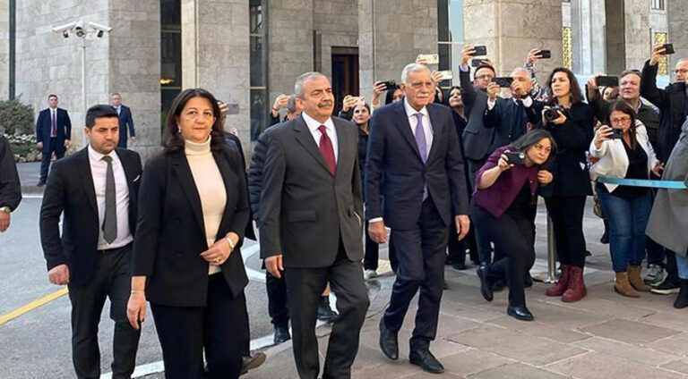 شاندا دەمێ بەری ئیمرالیێ سەردانا دەمیرتاش دکە