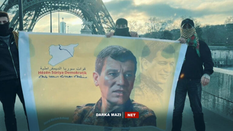 د دیرۆکا پەکەکێ دە دەرزەک چێبوو، ل مەشا پاریسێ ل شوونا وێنەیێ ئۆجالان، وێنەیێ مەزلووم عەبدی هات بلندکرن