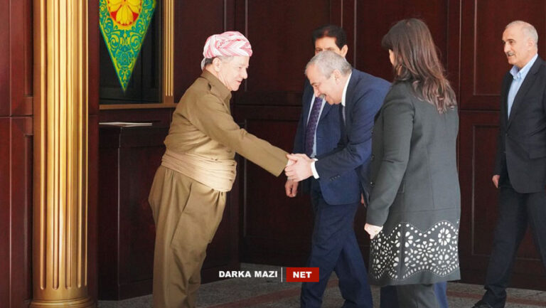 ھەر کەسێ کو دخوازە ژ بۆ کوردان گاڤەکێ باڤێژە، دێ رۆژەکێ ل دەریێ بارزانیان بخە