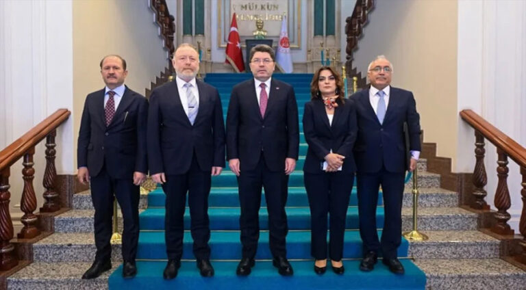 وەزیرێ داد یێ ترکیەیێ لگەل شاندەیا دەم پارتیێ جڤیا