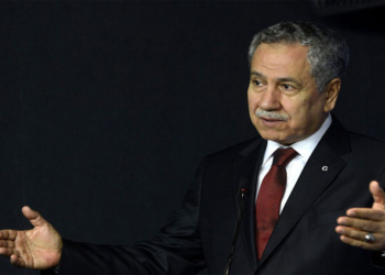 سەرۆکێ بەرێ یێ پارلامەنتۆیا ترکیەیێ و یەک ژ دامەزرینەر و کەساتیێن ناڤدارێن ئاک پارتیێ بولنت ئارنچ د رۆنکرنەکا تێر و تەسەل دە پشتگریا خوە ب تەڤاھی ژ بۆ تەڤلیبوونا سەرۆک مەسعوود بارزانی د سەمپۆزیووما مەلایێ جزیری یا ل شرنەخێ دە ئانی زمان و پرانیا رەخنە و گێلەشۆکا کو ل سەر وێ سەردانێ چێ بوویە بێبنگەھ و خەلەت بناڤ کر.