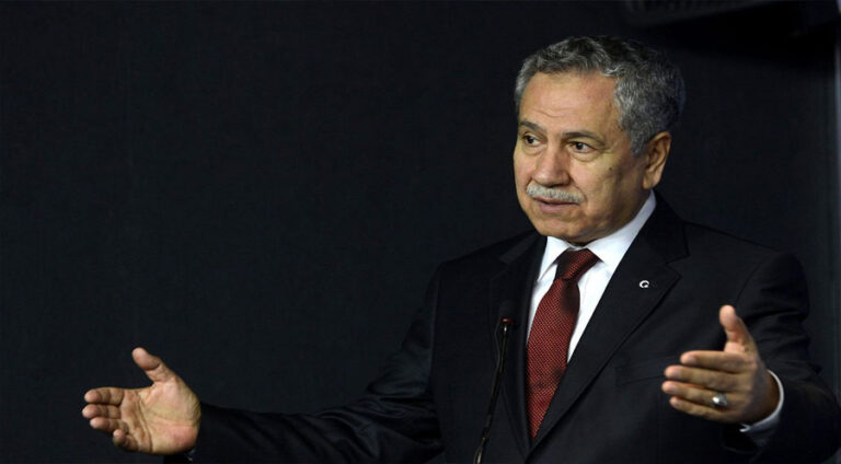 سەرۆکێ بەرێ یێ پارلامەنتۆیا ترکیەیێ و یەک ژ دامەزرینەر و کەساتیێن ناڤدارێن ئاک پارتیێ بولنت ئارنچ د رۆنکرنەکا تێر و تەسەل دە پشتگریا خوە ب تەڤاھی ژ بۆ تەڤلیبوونا سەرۆک مەسعوود بارزانی د سەمپۆزیووما مەلایێ جزیری یا ل شرنەخێ دە ئانی زمان و پرانیا رەخنە و گێلەشۆکا کو ل سەر وێ سەردانێ چێ بوویە بێبنگەھ و خەلەت بناڤ کر.