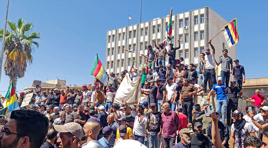 سووریا... خەڵکی سوەیدا داوای فیدراڵی دەکەن نزیکەی نیو ملیۆن کەس لە پارێزگەی سوەیدای سووریادا دەژین کە زۆربەیان درووزین و بەشێکیشیان مەسیحین. خەڵکی پارێزگای سوەیدا لە سووریا، سیستەمی فیدراڵی بە مافێکی سروشتی خۆیان دەزانن و پێیانوایە ئەو سیستەمە دەتوانێ مافەکانی ئەوان و سەرجەم پێکهاتەکانی سووریا گەرەنتی بکات. خەڵکی سوەیدا و چیای عەرەبان (چیای درووزیان)، ئەمڕۆ چوارشەممە 18/12/2024، ڕاگەیاندراوێکیان بڵاوکردەوە کە تێیدا هاتووە:"بە نیگەرانییەکی زۆرەوە چاودێریی ئەو راپۆرتانە دەکەین کە لە سەرچاوەی باوەڕپێکراوەوە لە پارێزگاکەدا دەگەنە دەستمان، کە ئاماژە بەوە دەکەن ئەو شاندەی کە سەردانی ئەحمەد شەرع (ئەبو محەممەد جۆلانی)یان کردووە، بڕی 500 هەزار دۆلاری ئەمریکییان وەرگرتووە". لە حڕاگەیاندراوەکەدا ئاماژە بەوە کراوە:"ئەم هەنگاوە مەبەستی کڕینی هەڵوێستی سیاسیی خەڵکی سوەیدایە و هەوڵدانە بۆ بەدەستهێنانی پشتیوانییان بۆ بەرەی نوسرە". فیدراڵیزم مافێکی ڕەوایە لە ڕاگەیاندراوەکەدا هاتووە،"ئێمە لەم جووڵانەدا هەڕەشەیەکی راستەوخۆ دەبینین بۆ سەر دەستکەوتە نیشتمانییەکانمان و هەوڵدانێک بۆ کەمکردنەوەی مافەکانی خەڵکی سوەیدا و چیای عەرەب، بەتایبەتی لە سایەی ئەو ترسانەی کە دەستەی تەحریری شام بڵاویان دەکاتەوە سەبارەت بە پڕۆژەی فیدراڵی کە خەڵکی سوەیدا داوای دەکەن وەک مافێکی سروشتی بۆ دڵنیابوون لە مافەکانی خۆیان و مافی هەموو پێکهاتەکانی سووریا". لە بەشێکی دیکەی ڕاگەیاندراوەکەدا هاتووە، ئەم هەنگاوەی هەتەشە هەوڵدانە بۆ: 1- لەنێوبردنی دەستکەوتەکانی خەڵکی سوەیدا و چیای عەرەب: ئەو پرۆژە فیدراڵییەی کە بانگەشەی بۆ دەکەین بەشێکە لە خەباتمان بۆ مسۆگەرکردنی مافەکانی هەموو سوورییەکان، نەک ئامرازێک بێت بۆ خزمەتکردنی ئەجێندای دەرەکی یان سەپاندنەوەی دەسەڵاتێکی ناوەندیی سەرکوتکەر. 2- لاوازکردنی پێگەی نیشتمانیمان: مامەڵەکردن لەگەڵ کەسانی وەکو جۆلانی، کە پەیوەندییان بە تیرۆر و تووندڕۆیی هەیە، هەڕەشە لە پێگەی نیشتمانی و خەباتی رەوای ئێمە دەکات. 3- راکێشانی سوەیدا بۆ ناو ململانێی گومانلێکراو: ئەم هەنگاوانە مەبەستیان تێوەگلاندنی سوەیدایە لە حیساباتی هەرێمی و نێودەوڵەتیدا کە خزمەت بە بەرژەوەندییەکانی ئێمە ناکات، هەروەها گۆڕینی ناوچەکەمان بۆ گۆڕەپانی ململانێ لەسەر حیسابی ماف و خواستە نیشتمانییەکانمان. بانگەوازی ئێمە وەک خەڵکی سوەیدا: 1- رەتکردنەوەی هەر هاوکارییەک لەگەڵ جۆلانی یان هێزە تووندڕۆکان: ئێمە وەکو خەڵکی سوەیدا بە تووندی هۆشداری دەدەین لە قبووڵکردنی هەر پشتیوانی و هاوکارییەک لەگەڵ دەستەی تەحریری شام یان هەر لایەنێک کە ئەجێندای گومانلێکراوی هەیە، چونکە ئەوە تەنیا دەبێتە هۆی لەنێوبردنی ماف و دەستکەوتەکانمان. 2- پێداگری لەسەر داواکارییەکانی داڕشتنی دەستوورێکی نوێ: جەخت لەوە دەکەینەوە کە تاکە چارەسەر بۆ داهاتووی سووریا و گەرەنتیکردنی مافەکانی خەڵکی سوەیدا و هەموو سووریاییەکان، داڕشتنی دەستوورێکی نوێیە کە دادپەروەری و یەکسانی لە نێوان هەموو پێکهاتە و تایفەکان مسۆگەر بکات. 3- بەهێزکردنی یەکڕیزیی ناوخۆیی خەڵکی سوەیدا: داوا لە خەڵکی خۆمان لە سوەیدا دەکەین بە یەکڕیز دژی ئەم جووڵە گومانلێکراوانە بوەستنەوە و یەکڕیزبن بۆ پاراستنی یەکێتی ناوخۆیی و دەستکەوتە نیشتمانییەکانمان. جەخت دەکەینەوە کە ئێمە وەک نەوە و کوڕەزاکانی سوڵتان پاشا ئەترەش لە سوەیدا و چیای عەرەب، بە تووندی رەتیدەکەینەوە هەر هەوڵێک بۆ تێوەگلاندنمان لە رێککەوتن لەگەڵ جۆلانی یان هەر هێزێکی تووندڕۆی دیکە، ئەم جووڵانە بە خیانەت لە خواستە نیشتمانییەکانمان دەزانین. رێگە نادەین ناوچەکەمان ببێتە گۆڕەپانی دەسەڵاتی گرووپە تیرۆریستییەکان یان سەکۆیەک بۆ سەپاندنەوەی دەسەڵاتی ناوەندی سەرکوتکەر بەسەر سووریادا. مافە رەواکانمان تەنیا لە رێگەی پرۆژەیەکی نیشتمانیی گشتگیر دەپارێزرێت، کە مافی هەمووان لەژێر سێبەری دەستوورێکی دادپەروەرانەدا مسۆگەر دەکات. چیای عەرەب هەمیشە قەڵای شکۆمەندی و ئازادی دەمێنێتەوە و میراتی خۆی و مێژووی خۆی لەپێناو بەڵێنە ساختەکان یان پارەی گومانلێکراودا نافرۆشێت. پارێزگای سوەیدا سوەیدا دەکەوێتە سەر چیای عەرەبان کە بە چیای درووزیان و چیای حۆران ناسراوە. شاری سوەیدا بە دووری 100 کم لە باشووری دیمەشق هەڵکەوتووە. نزیکەی نیو ملیۆن کەس لە پارێزگەی سوەیدای باشووری سووریادا دەژین کە زۆربەیان درووزین و بەشێکیشیان مەسیحین. ئەوان خۆیان بە پێکهاتەیەکی جیاواز دەزانن و داوای"مافی خۆیان" لە سووریای نوێ دەکەن. هەرچەندە لە ڕێکەوتی 14/12/2024دا، ئەحمەد شەرع، فەرماندەی گشتیی دەستەی تەحریری شام رایگەیاند،"ئیدارەی نوێ پەیوەندی بە کریستیان و درووزەکانیشەوە دەبێت"، بەڵام ئەوان نایانەوێ بە ئاسانی بڕوا بە بەڵێنەکان بکەن و پێیانوایە هەر کەسایەتییەک بەناوی درووزەکانەوە دانوستاندنی کردبێ، ناپاکی کردووە.