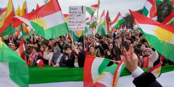 ڕەوەندی کورد لە ئەڵمانیا بۆ پشتیوانی لە ڕۆژئاوای کوردستان ڕژانە سەر شەقامەکان