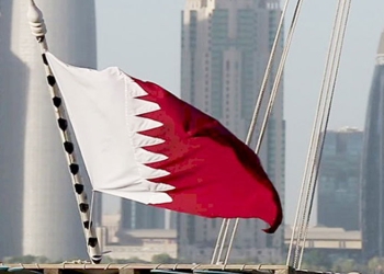 قەتەر: "بەئامانجگرتنی نێردە دیپلۆماسییەکان پێشێلکردنی ئاشکرای عورف و یاسا نێودەوڵەتییەکانە". وەزارەتی دەرەوەی قەتەر لە راگەیاندراوێکی فەرمیدا، بە تووندی سەرکۆنەی ئەو هێرشەی کرد کە کرایە سەر باڵەخانەی کونسوڵخانەی گشتیی دەوڵەتی ئیمارات لە هەرێمی کوردستان. لە راگەیاندراوەکەدا هاتووە، بەئامانجگرتنی نێردە دیپلۆماسییەکان پێشێلکردنی ئاشکرای عورف و یاسا نێودەوڵەتییەکانە، بەتایبەتی رێککەوتننامەی ڤیەننا بۆ پەیوەندییە دیپلۆماسییەکان کە پارێزبەندی بۆ باڵەخانە و کارمەندانی دیپلۆماسی دابین کردووە. وەزارەتی دەرەوەی قەتەر وێڕای دەربڕینی هاوسۆزی بۆ دەوڵەتی ئیمارات، جەختی لە پێویستی پاراستنی نوێنەرایەتییە دیپلۆماسییەکان کردەوە و داوای کرد گەرەنتی تەواو بۆ سەلامەتییان دابین بکرێت بۆ ئەوەی ڕووداوی لەو شێوەیە دووبارە نەبنەوە. ئەم هەڵوێستەی قەتەر لە کاتێکدایە کە کۆمەڵگەی نێودەوڵەتی جەخت لەسەر سەقامگیریی ناوچەکە و پاراستنی سەروەریی دامەزراوە نێودەوڵەتییەکان دەکاتەوە.