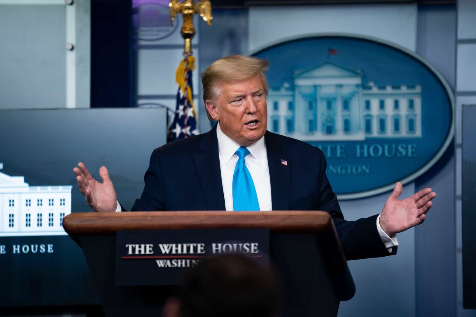 ئێوارەخوانی ترەمپ لەگەڵ رۆژنامەنووسان تەقەی تێکەوت؛ هێرشکەرەکە دەستگیر کرا