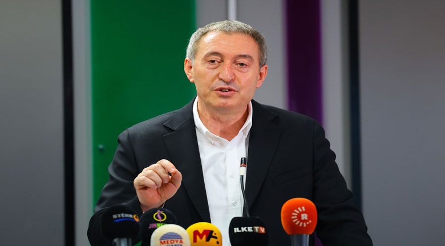 تونجەر باکرهان: ئێمە هەندێک عەلەویمان لە شەقامەکان هەڵگرت و کردمانن بە پەرلەمانتار